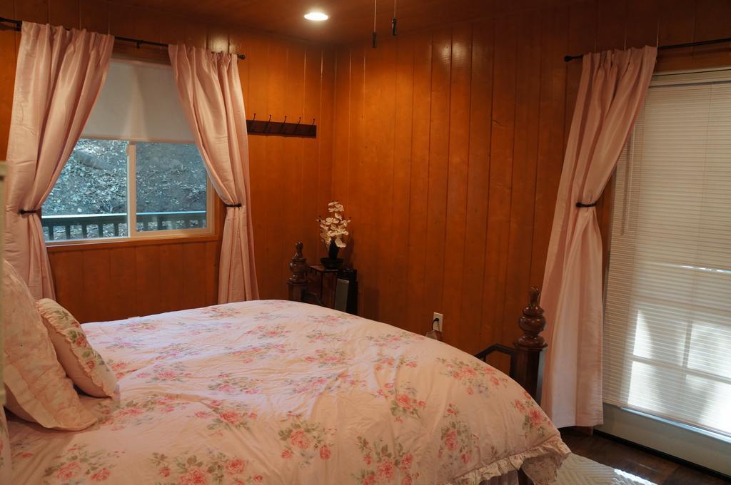 Bandy Canyon Ranch Hotel Escondido Room photo